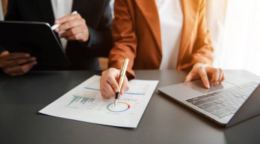 UX grafik tasarımcısı akıllı telefon için prototip geliştirme uygulaması planlama kablosu. Yaratıcı dijital gelişme