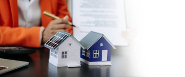 Ev almayı, gayrimenkule yatırım yapmayı düşünüyorum. Komisyoncu bir satış anlaşması imzalar. Ajan, kira sözleşmesi, ofisteki başarılı anlaşma.