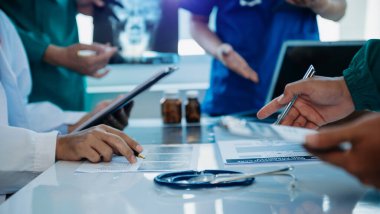 Kalp hastalığı, zatürree, gastrointestinal ve mide hastalıklarının tedavisi için doktor ve tıbbi personel danışmanlarıyla bir araya geliyoruz. Ve hastanede kemik erimesi.