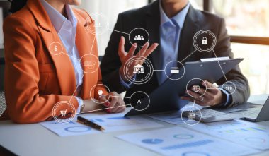 Ortak çalışma ekibi toplantısı konsepti, akıllı telefon ve dizüstü bilgisayarlı iş ve sanal arayüz ikonları ağ diyagramı ile birlikte dijital tablet bilgisayarı