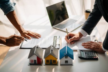 Satıcı Eller Ev Modelinde, Küçük Oyuncak Evi Küçük Ev Mortgage Emlak Sigortası ve ofisteki gayrimenkul kavramları