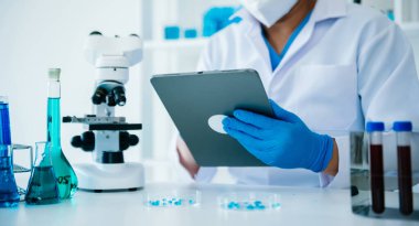 Klinikte, eczanede ve tıbbi araştırma laboratuvarında test tüpleri ve yeni kimyasal madde