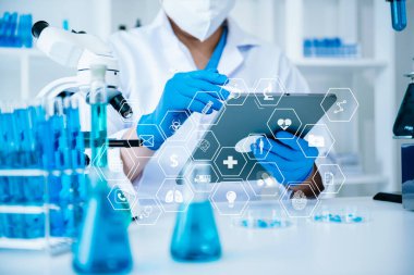 Sanal simge ile laboratuvar çalışmasında bilgisayar kullanan dijital tablet sağlık doktoru teknolojisi tableti üzerinde Dctor çalışması