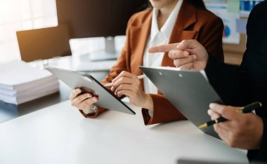 İş projesi ekibi ofisteki toplantı odasında birlikte çalışıyor. Yatay..