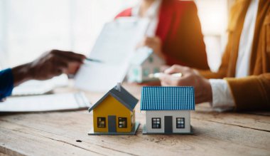 Satıcı Eller Ev Modelinde, Küçük Oyuncak Evi Küçük Ev Mortgage Emlak Sigortası ve ofisteki gayrimenkul kavramları