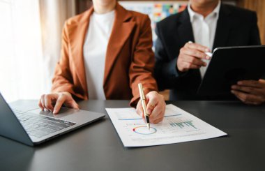 Akıllı telefon ve hesap makinesi dijital tableti ve grafiği olan modern ofis masasında iş belgeleri