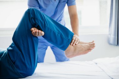 Klinik terapi konseptinde hastanın sırt problemlerine danışmanlık yapan doktor.