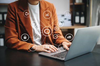 Ofiste bilgisayar, tablet ve akıllı telefon kullanan bir iş kadını. Sanal simge boyutunda dijital pazarlama mobil uygulaması