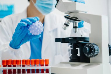 Coronavirus COVID 19 tıbbi test aşısı araştırma ve geliştirme konsepti. Laboratuar araştırmacısı Coronavirus antikorunun bilimsel örneğini analiz ediyor.