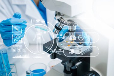 DNA molekül testi konseptleri. Maskeli doktor kimya laboratuvarındaki DNA moleküllerini sanal ikon ekran ile inceliyor.