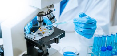 Modern tıbbi araştırma laboratuvarı. Kadın bilim adamı mikro pipetlerle çalışıyor biyokimyasal örnekleri analiz ediyor, tıp için ileri bilim kimya laboratuvarı.