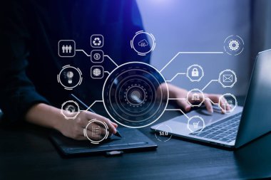 İş raporu, analiz ve planlama, iş belgesine işaret eden iş kolu ve bir tablet, akıllı telefon ve sanal simge diyagramı ile finansal verileri gösteren dizüstü bilgisayar