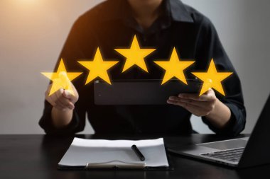 Beş yıldızı tamamlamak için müşteriler ya da müşteriler. Fotokopi alanı. Beş yıldız veriyor. Hizmet derecesi, tatmin konsepti. Ofislerde