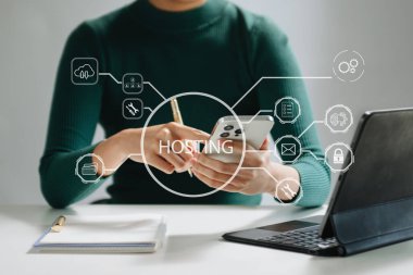 Web sunuculuğu kavramı, bilgisayar, tablet kullanan kadın ve parmağını sanal ekran yazıtının üzerine bastıran masa, internet, iş dünyası, dijital teknoloji kavramı.