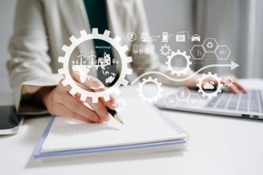 ESG 'nin çevresel kavramı, yeşil etik iş imkanlarının korunması, CO2' nin azaltılması, iş adamı, CO2 emisyonlarını azaltmak için laptop sanal akıllı telefon üzerinde çalışıyor.