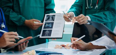 Kalp hastalığı, zatürree, gastrointestinal ve mide hastalıklarının tedavisi için doktor ve tıbbi personel danışmanlarıyla bir araya geliyoruz. Ve hastanedeki osteoporoz.