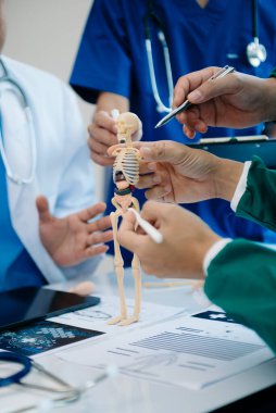 Kalp hastalığı, zatürree, gastrointestinal ve mide hastalıklarının tedavisi için doktor ve tıbbi personel danışmanlarıyla bir araya geliyoruz. Ve hastanedeki osteoporoz.