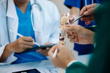 Kalp hastalığı, zatürree, gastrointestinal ve mide hastalıklarının tedavisi için doktor ve tıbbi personel danışmanlarıyla bir araya geliyoruz. Ve hastanedeki osteoporoz.