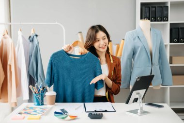 Moda blogcusu kavramı, genç Asyalı kadınların video yayınında kıyafet satışı. Akıllı telefon ya da tablet kullanarak küçük işletme KOBİ 'si kurun.