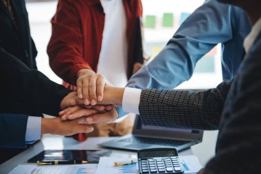 İş adamları ofiste el sıkışıyor.