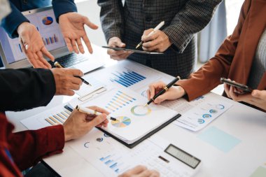 İş Adamları Strateji Planlama Analiz Ofisi Konsepti. Modern ofiste yapışkan notlar, tablet planlama ve beyin fırtınası stratejileri hakkında notlar yazmak