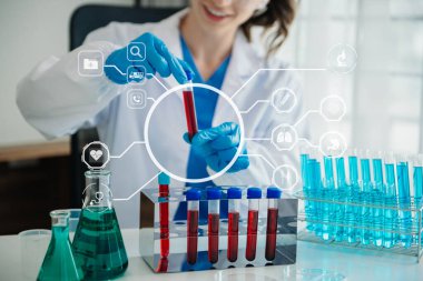 Coronavirus COVID 19 tıbbi test aşısı araştırma ve geliştirme konsepti. Laboratuar araştırmacısı Coronavirus antikorunun bilimsel örneğini analiz ediyor.