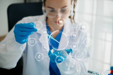 Coronavirus COVID 19 tıbbi test aşısı araştırma ve geliştirme konsepti. Laboratuar araştırmacısı Coronavirus antikorunun bilimsel örneğini analiz ediyor.