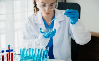 Modern tıbbi araştırma laboratuvarı. Kadın bilim adamı mikro pipetlerle çalışıyor biyokimyasal örnekleri analiz ediyor, ileri bilim kimya laboratuvarı