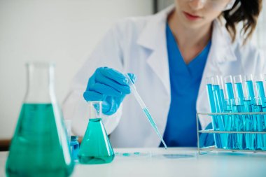 Modern tıbbi araştırma laboratuvarı. Kadın bilim adamı mikro pipetlerle çalışıyor biyokimyasal örnekleri analiz ediyor, ileri bilim kimya laboratuvarı