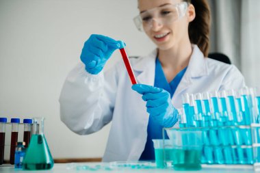 Coronavirus COVID-19 tıbbi test aşısı araştırma ve geliştirme konsepti.. 