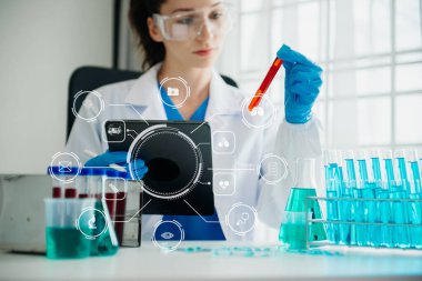 Dctor dijital tablet sağlık doktoru teknolojisi tableti üzerinde çalışıyor. Sanal ico ile laboratuvar çalışmasında bilgisayar kullanıyor.