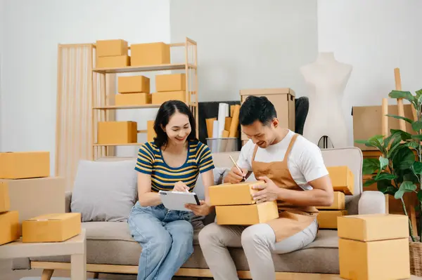 Küçük işletmeler kurmak KOBİ sahipleri, iki İnternet siparişi kontrol ediyor. Tablet pazarlama, ambalaj, concepsing kullanarak ofiste çalışan kutucuklarla serbest çalışan ürünler satıyor.