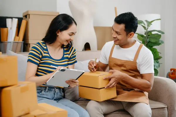 Küçük işletmeler kurmak KOBİ sahipleri, iki İnternet siparişi kontrol ediyor. Tablet pazarlama, ambalaj, concepsing kullanarak ofiste çalışan kutucuklarla serbest çalışan ürünler satıyor.