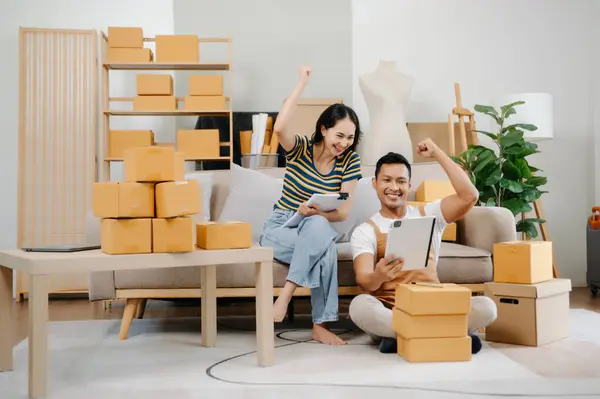 Küçük işletmeler kurmak KOBİ sahipleri, iki İnternet siparişi kontrol ediyor. Tablet pazarlama, ambalaj, concepsing kullanarak ofiste çalışan kutucuklarla serbest çalışan ürünler satıyor.