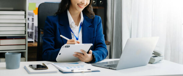 Портрет женщины-офисного предпринимателя стартап мечтает о своей работе, стартапе и работе с ноутбуком на рабочем столе в офисной комнате