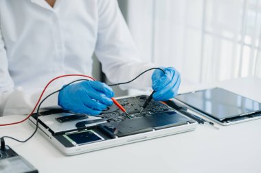 Elektronik teknisyen, elektronik mühendisliği, elektronik onarım, ölçüm ve test, onarım ve bakım kavramları. Kontrol ve yükseltme için voltaj ölçer kullanır 