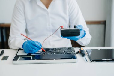 Elektronik teknisyen, elektronik mühendisliği, elektronik onarım, ölçüm ve test, onarım ve bakım kavramları. Kontrol ve yükseltme için voltaj ölçer kullanır 