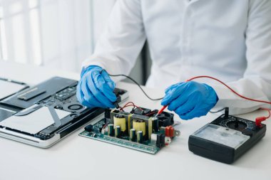 Elektronik teknisyen, elektronik mühendisliği, elektronik onarım, ölçüm ve test, onarım ve bakım kavramları. Kontrol ve yükseltme için voltaj ölçer kullanır 