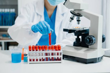 Modern tıbbi araştırma laboratuvarı. Kadın bilim adamı mikro pipetlerle çalışıyor biyokimyasal örnekleri analiz ediyor, tıp için ileri bilim kimya laboratuvarı.