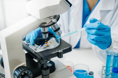 Modern tıbbi araştırma laboratuvarı. Kadın bilim adamı mikro pipetlerle çalışıyor biyokimyasal örnekleri analiz ediyor, tıp için ileri bilim kimya laboratuvarı.