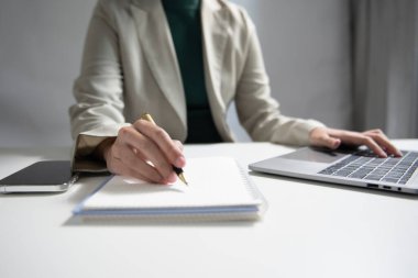 Projemiz üzerinde çalışırken, genç profesyonel işadamının fikir kavramlarını deftere yazdığı yakın plan.