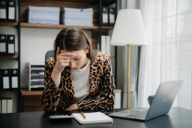 Ofis masasında uzun bir gün geçirdikten sonra boynu ağrıyan çok çalışan beyaz iş kadını ofis çalışanı. Ofis sendromu.
