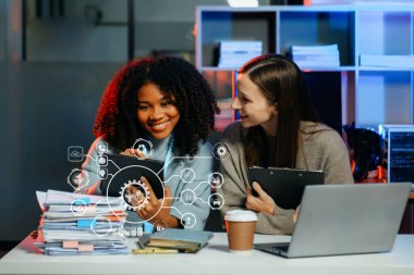 ESG 'nin çevresel kavramı, yeşil etik iş imkanlarının korunması, CO2' nin azaltılması, iş adamı ekibinin CO2 emisyonunu azaltmak için laptop sanal akıllı telefon üzerinde çalışması 