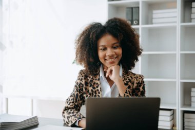 Başarılı Afrikalı İş Kadını Tablet ve Bilgisayarda Finans Analizi Modern Ofis Masa Vergisi, Raporu, Muhasebe, İstatistikler ve Analitik Araştırma Uzmanlığı