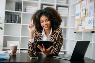 Başarılı Afrikalı İş Kadını Tablet ve Bilgisayarda Finans Analizi Modern Ofis Masa Vergisi, Raporu, Muhasebe, İstatistikler ve Analitik Araştırma Uzmanlığı