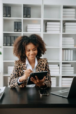 Başarılı Afrikalı İş Kadını Tablet ve Bilgisayarda Finans Analizi Modern Ofis Masa Vergisi, Raporu, Muhasebe, İstatistikler ve Analitik Araştırma Uzmanlığı