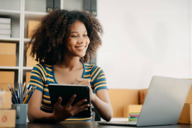 Güzel Afrikalı kadın blogcu dükkanında canlı yayın yapan video kaydına kıyafetlerini kameranın önünde gösteriyor.