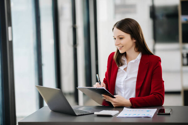 Портрет женщины-офисного предпринимателя стартап мечтает о своей работе, стартапе и работе с ноутбуком на рабочем столе в офисной комнате