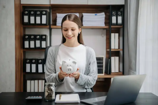 Kafkasyalı kadınlar kar amaçlı büyüyen ve gelecek için para biriktiren bir iş için domuz kumbarasına para koyuyorlar. emeklilik planı