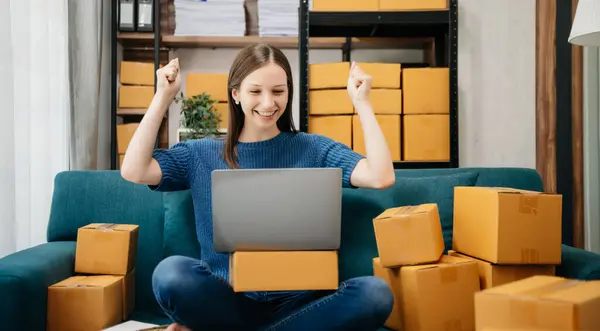 Küçük işletme girişimcisi KOBİ 'de çalışan serbest çalışan kadın ofis, BOX, tablet ve laptop çevrimiçi, pazarlama, paketleme, dağıtım, e-ticaret konsepti